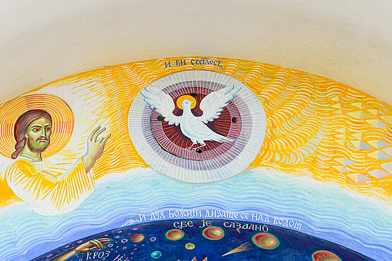 Gottes Geist schwebt über den Wassern. Moderne orthodoxe Kunst in der Kirche von Novi Kostolac (Serbien). 