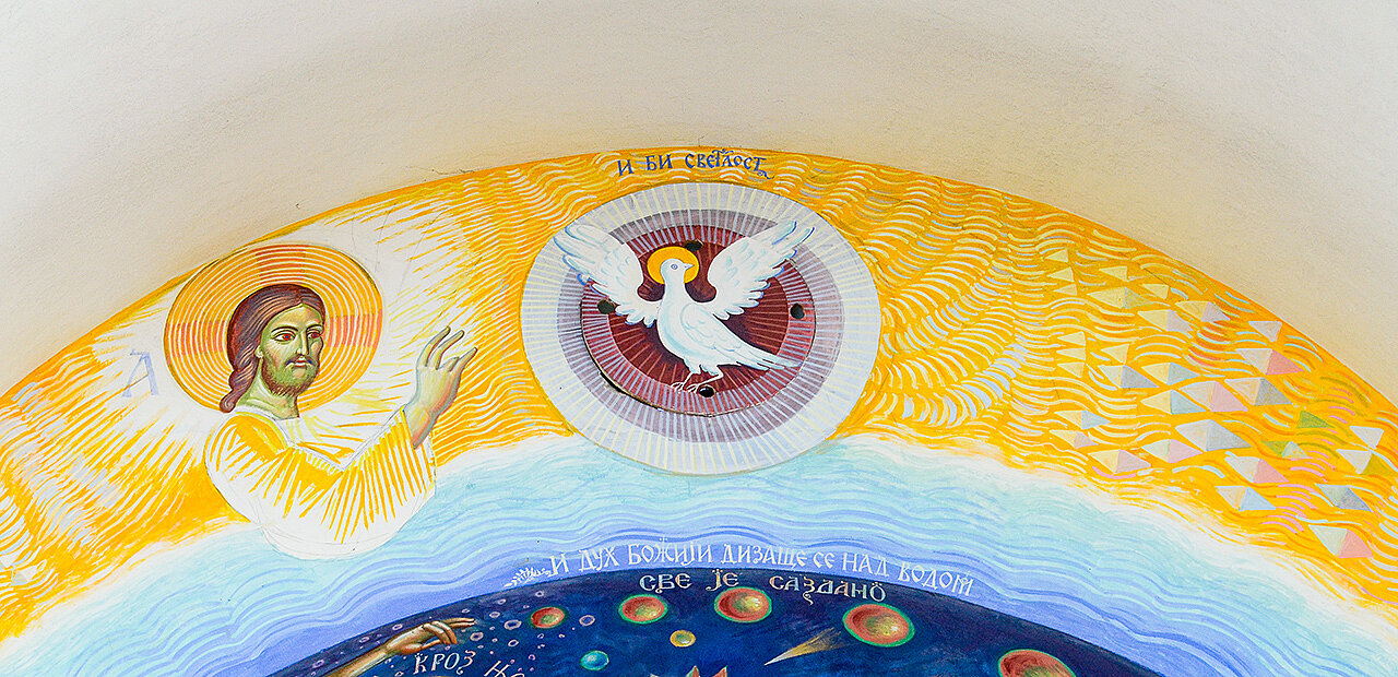 Gottes Geist schwebt über den Wassern. Moderne orthodoxe Kunst in der Kirche von Novi Kostolac (Serbien).