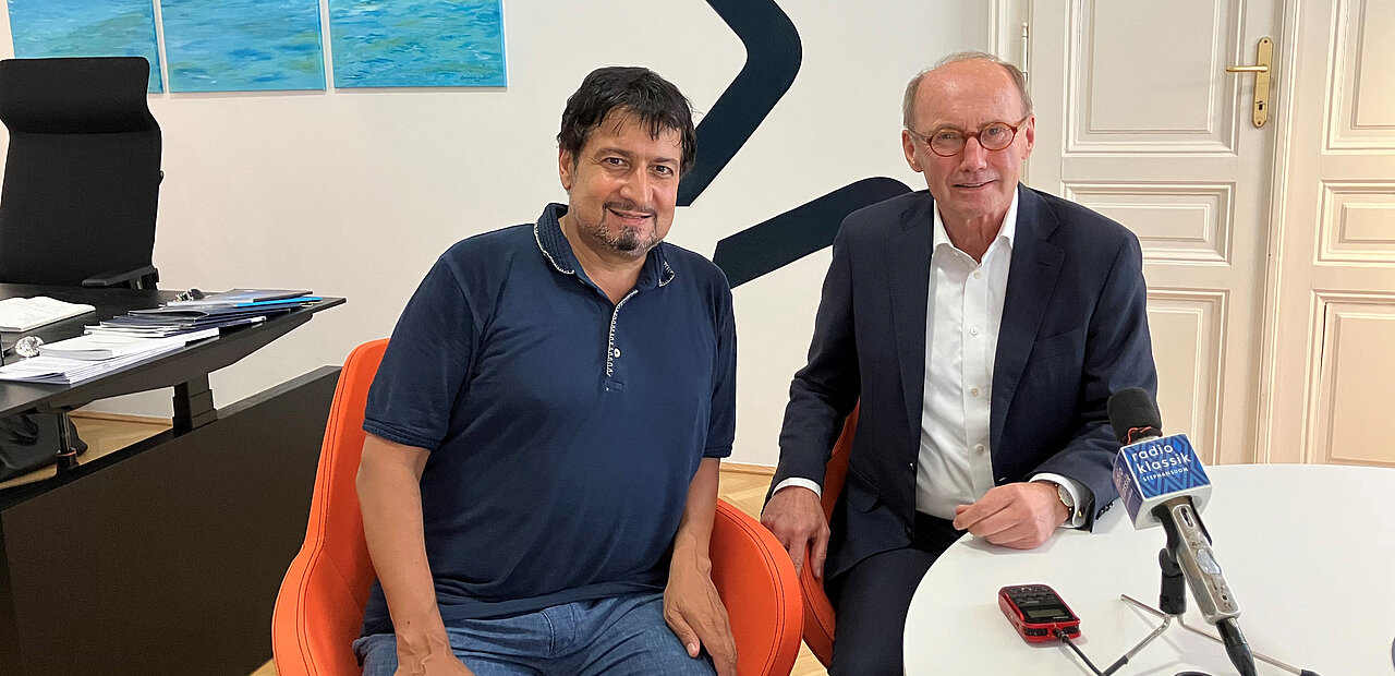 Stefan Hauser im Gespräch mit Othmar Karas in seiner Agentur in der Wiener Innenstadt.