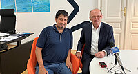 Stefan Hauser im Gespräch mit Othmar Karas in seiner Agentur in der Wiener Innenstadt.