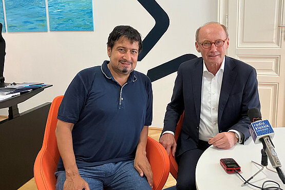 Stefan Hauser im Gespräch mit Othmar Karas in seiner Agentur in der Wiener Innenstadt.