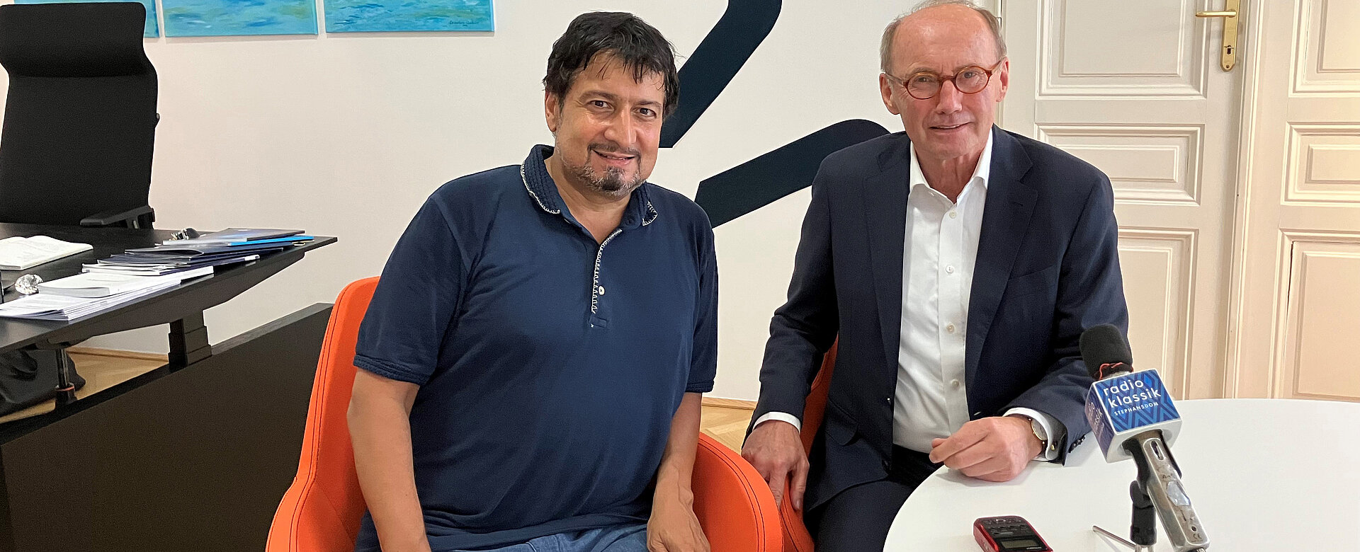 Stefan Hauser im Gespräch mit Othmar Karas in seiner Agentur in der Wiener Innenstadt.