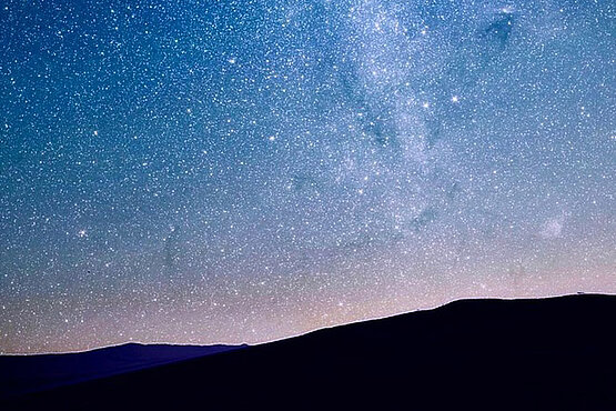 Kometen sind keine Sterne, aber wunderschön. Am 7. September 2023 war der Komet Nishimura über der Sierra de La Albera in Katalonien sichtbar. Entdeckt worden war er am 12. August vom japanischen Amateurastronomen Hideo Nishimura. Der Komet beeindruckte mit einem auffälligen Leuchten, das durch bestimmte Gase in seiner Umgebung verursacht wird.