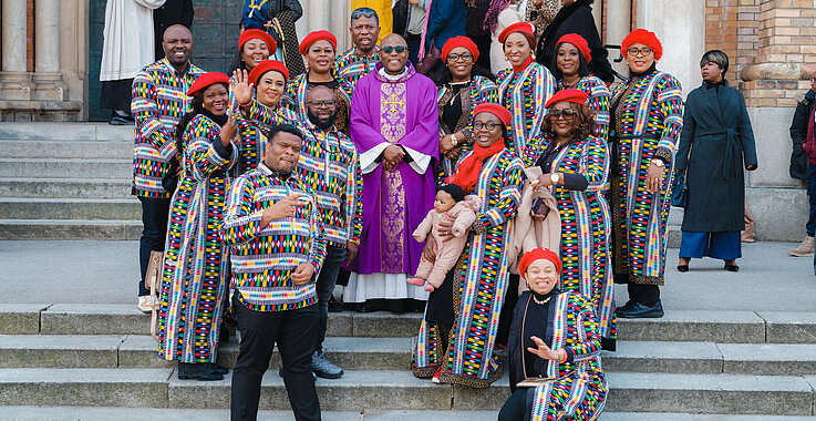 Seelsorger John Kambole Mbulu mit dem Chor nach der Messe.
