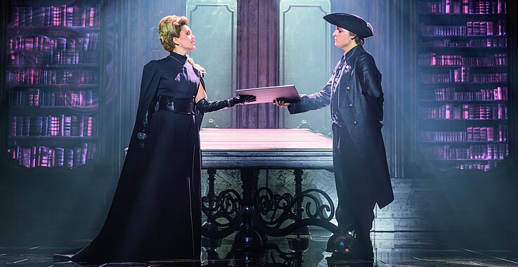 Der Konflikt mit ihrem Gegenspieler Friedrich von Preußen (überzeugend: Moritz Mausser) verleiht dem Musical um Maria Theresia (stark: Nienke Latten) permanente Spannung.