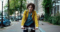 Sie radelt durch Amsterdam und betet zu Gott: Julia Windischbauer beeindruckt als Etty Hillesum.