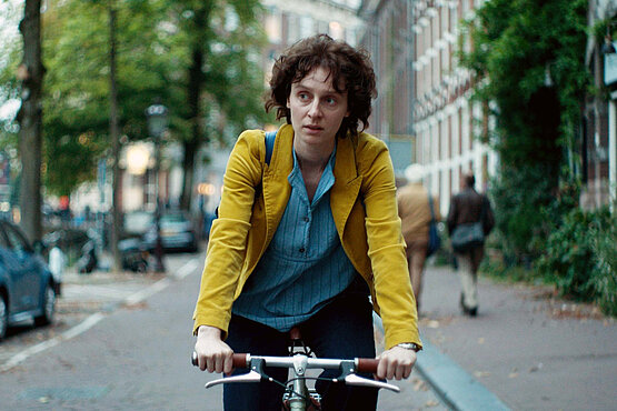 Sie radelt durch Amsterdam und betet zu Gott: Julia Windischbauer beeindruckt als Etty Hillesum.