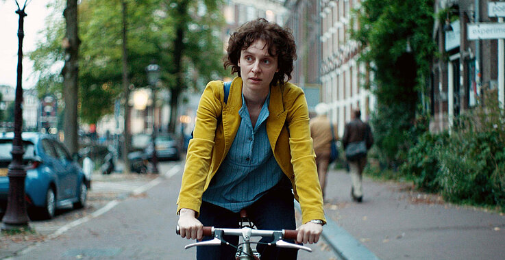 Sie radelt durch Amsterdam und betet zu Gott: Julia Windischbauer beeindruckt als Etty Hillesum.