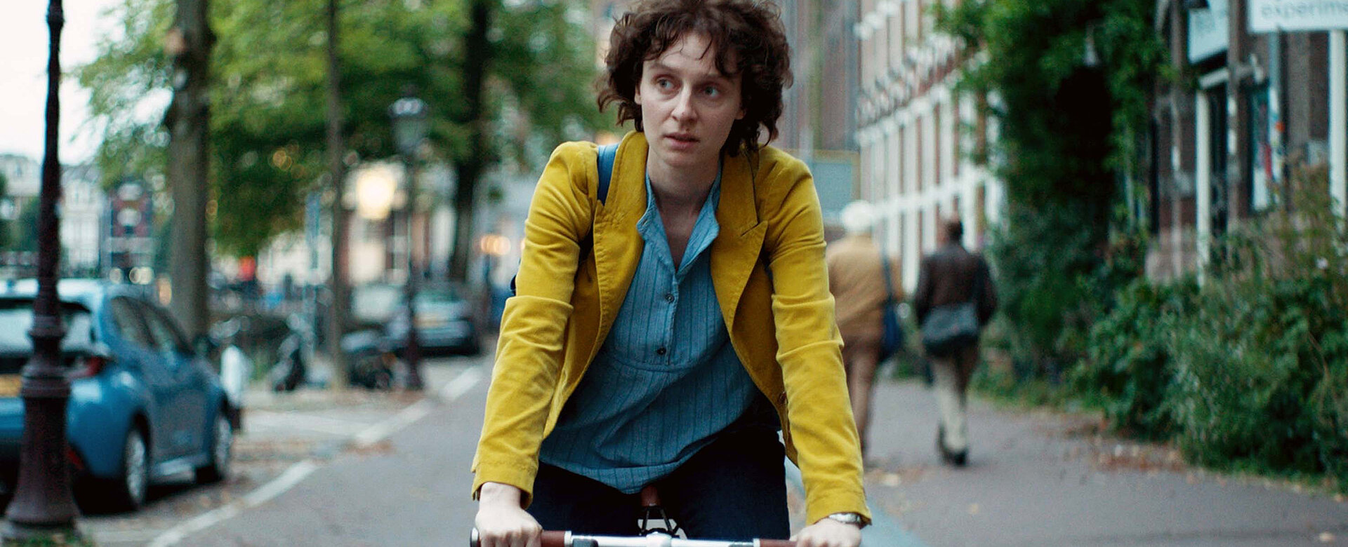 Sie radelt durch Amsterdam und betet zu Gott: Julia Windischbauer beeindruckt als Etty Hillesum.