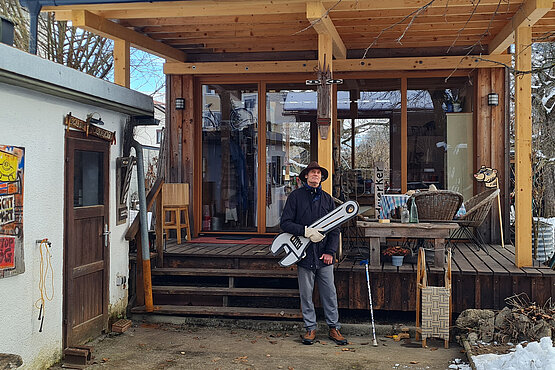 Der Künstler vor seinem Atelier, das er selbst gebaut hat.