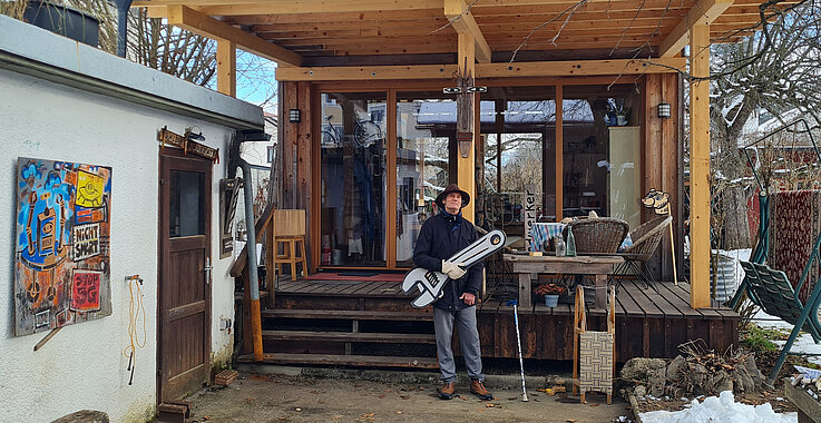 Der Künstler vor seinem Atelier, das er selbst gebaut hat.