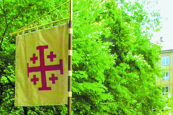 Das Jerusalemkreuz, bestehend aus einem zentralen Kreuz umgeben von vier kleineren Kreuzen, ist seit Jahrhunderten ein wichtiges Symbol für Christen im Heiligen Land und Pilger.