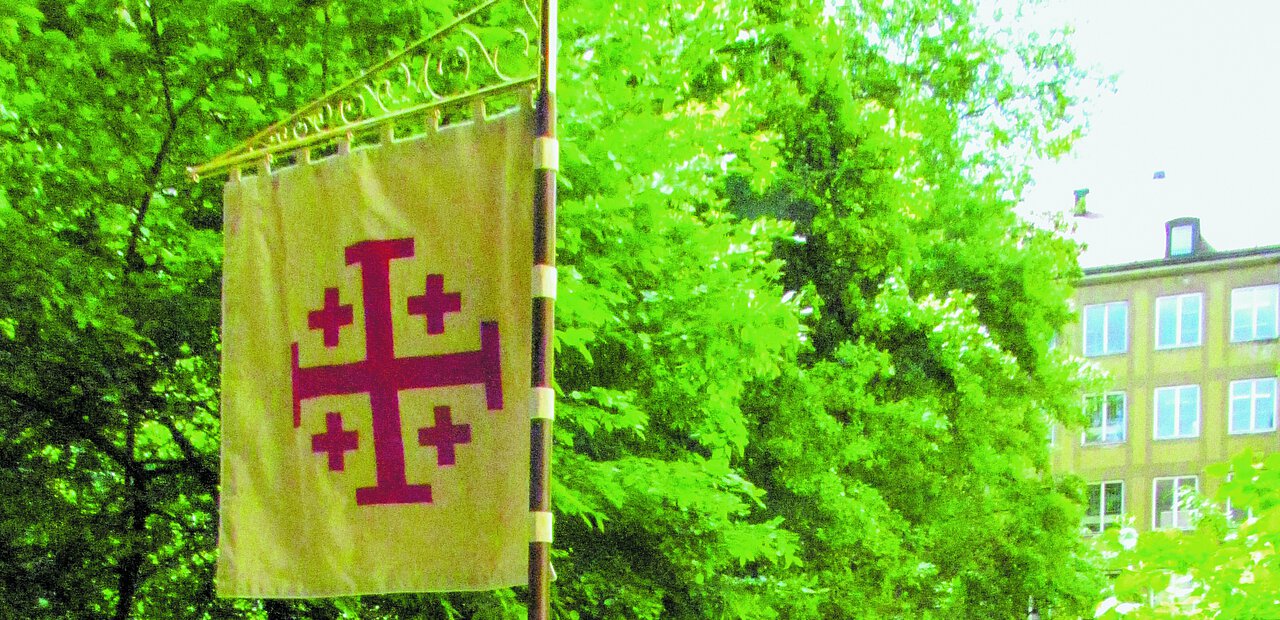 Das Jerusalemkreuz, bestehend aus einem zentralen Kreuz umgeben von vier kleineren Kreuzen, ist seit Jahrhunderten ein wichtiges Symbol für Christen im Heiligen Land und Pilger.