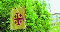 Das Jerusalemkreuz, bestehend aus einem zentralen Kreuz umgeben von vier kleineren Kreuzen, ist seit Jahrhunderten ein wichtiges Symbol für Christen im Heiligen Land und Pilger.