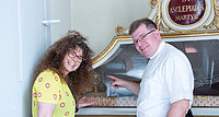 Alexandra Kommer und Wolfgang Moser vor der angeblichen Reliquie.