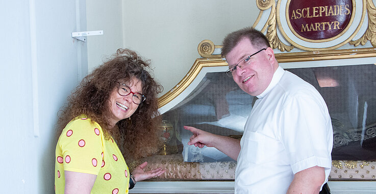 Alexandra Kommer und Wolfgang Moser vor der angeblichen Reliquie.