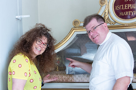Alexandra Kommer und Wolfgang Moser vor der angeblichen Reliquie.