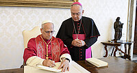 4. Oktober 2025: Papst Leo XIV. unterzeichnet sein Lehrschreiben „Dilexi te“.