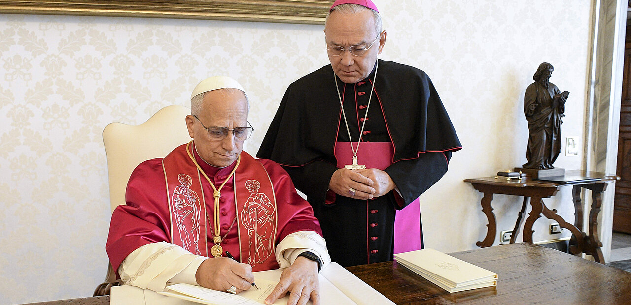 4. Oktober 2025: Papst Leo XIV. unterzeichnet sein Lehrschreiben „Dilexi te“.