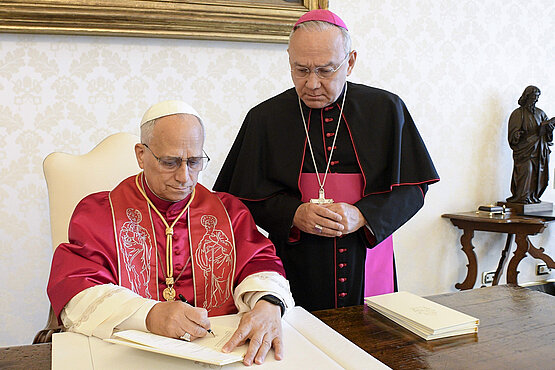 4. Oktober 2025: Papst Leo XIV. unterzeichnet sein Lehrschreiben „Dilexi te“.