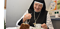Hildegard Brem isst ein Stück Panamatorte.