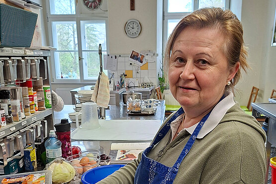 Salat für acht Mönche: Brigitte Weiss-Rath in der großen Küche.