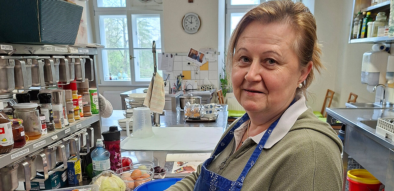 Salat für acht Mönche: Brigitte Weiss-Rath in der großen Küche.