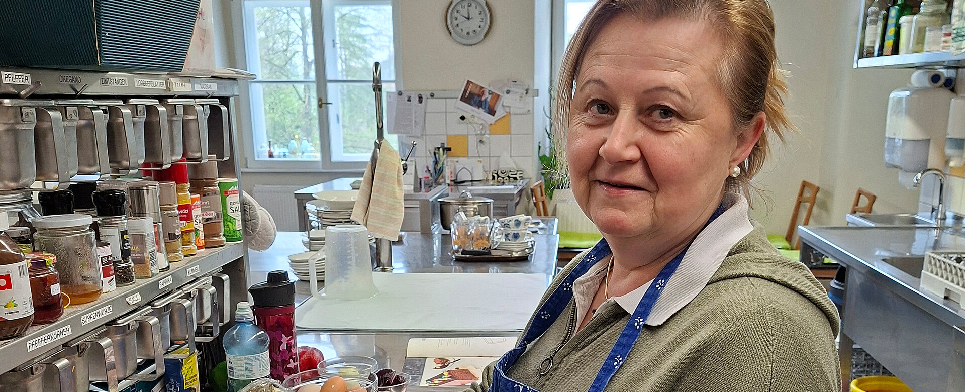 Salat für acht Mönche: Brigitte Weiss-Rath in der großen Küche.