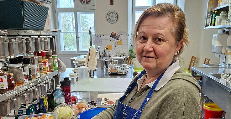 Salat für acht Mönche: Brigitte Weiss-Rath in der großen Küche.
