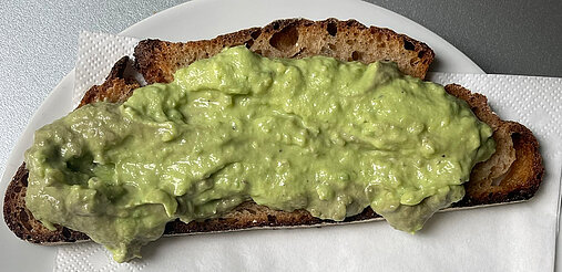 Brot mit Avocado