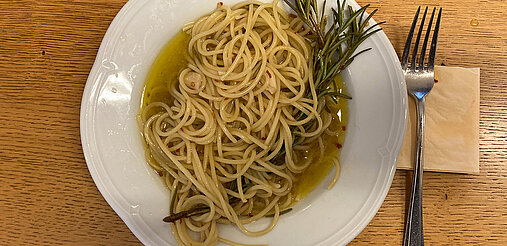 Teller mit Spaghetti all’aglio, olio e peperoncino 