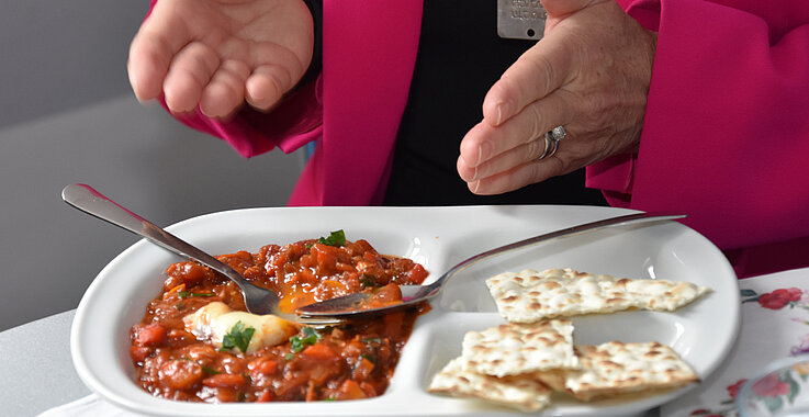 Teller mit Shakshouka, einem koscheren Gericht