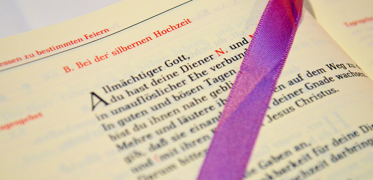 Nach 25 Jahren erneuern Ehepaare bei der Silberhochzeit ihr Eheversprechen und danken für die gemeinsame Zeit.
