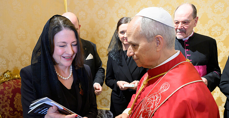 Die persönliche Geburtstagsausgabe unseres Magazins „Himmel & Erde“ für den Papst ...