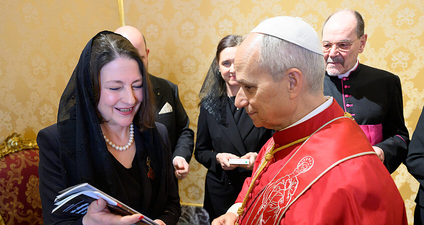 Die persönliche Geburtstagsausgabe unseres Magazins „Himmel & Erde“ für den Papst ...