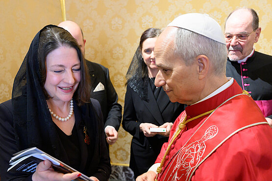 Die persönliche Geburtstagsausgabe unseres Magazins „Himmel & Erde“ für den Papst ...