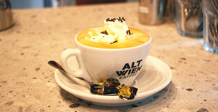 Eine Wiener Kaffeespezialität ist der sogenannte Franziskaner. Der Franziskaner ist eine lichte Melange mit Schlagobers und Schokoladenstreusel. 