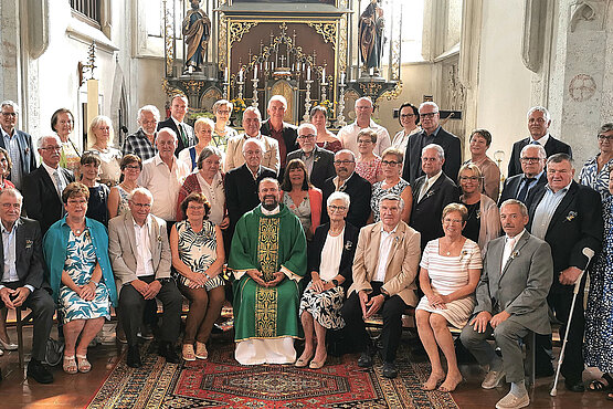 21 Ehepaare „jubilierten“  Die Einladung der Pfarre an Ehepaare, ihren besonderen Hochzeitstag mit einer Festmesse in der Pfarrkirche Zellerndorf zu begehen, wurde von 21 Jubelpaaren angenommen. Sie feierten ihren 25., 40., 50. oder 60. Hochzeitstag mit einer Festmesse mit Pfarrer Jerome Ciceu.