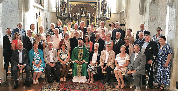 21 Ehepaare „jubilierten“  Die Einladung der Pfarre an Ehepaare, ihren besonderen Hochzeitstag mit einer Festmesse in der Pfarrkirche Zellerndorf zu begehen, wurde von 21 Jubelpaaren angenommen. Sie feierten ihren 25., 40., 50. oder 60. Hochzeitstag mit einer Festmesse mit Pfarrer Jerome Ciceu.