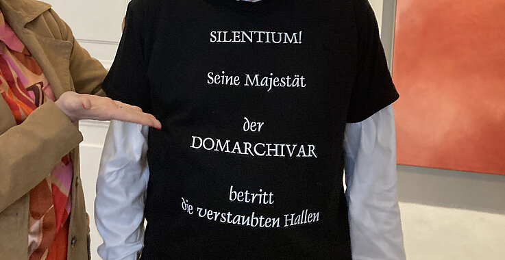 Reinhard Gruber mit seinem T-Shirt von der Jubiläumsfeier.