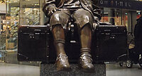 Das Denkmal „Für das Kind“ von Bildhauerin Flor Kent ist eine Erinnerung an die 10.000 jüdischen Kinder, die 1938 durch die sogenannten Kindertransporte nach England vor der Verfolgung durch die Nationalsozialisten gerettet werden konnten.