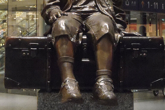 Das Denkmal „Für das Kind“ von Bildhauerin Flor Kent ist eine Erinnerung an die 10.000 jüdischen Kinder, die 1938 durch die sogenannten Kindertransporte nach England vor der Verfolgung durch die Nationalsozialisten gerettet werden konnten.