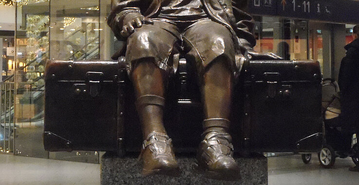 Das Denkmal „Für das Kind“ von Bildhauerin Flor Kent ist eine Erinnerung an die 10.000 jüdischen Kinder, die 1938 durch die sogenannten Kindertransporte nach England vor der Verfolgung durch die Nationalsozialisten gerettet werden konnten.