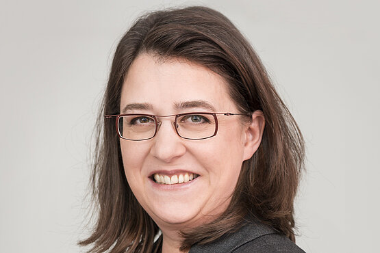 Gabriele Eder-Cakl schreibt darüber, auf was wir Christinnen und Christen im Advent warten. 