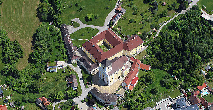 Kloster Kirchberg: Von oben zeigt sich die harmonische Lage der Kirche in der Landschaft – ein architektonisches Kleinod.