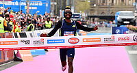 Haftamu Abadi, Sieger des Vienna City Marathons, dankt Jungfrau Maria.