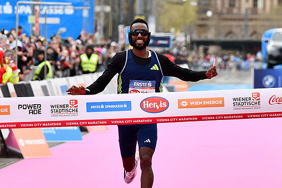 Haftamu Abadi, Sieger des Vienna City Marathons, dankt Jungfrau Maria.