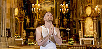 betender Mann im Stephansdom