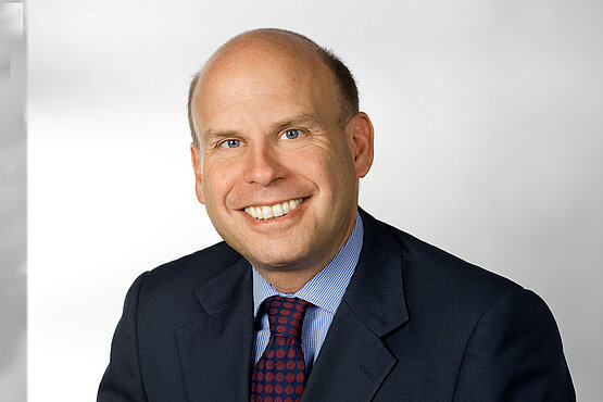 Die Tür von Ladislaus Batthyány-Strattmann im Schloss Gumpoldskirchen ist immer offen und viele Menschen schauen automatisch zuerst zu ihm herein.