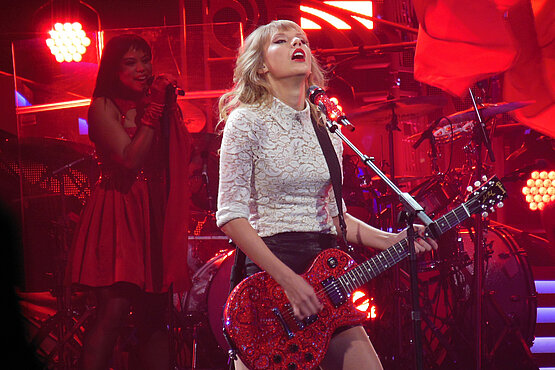 Die "Swifties" - die vorwiegend weibliche Anhängerschaft der Sängerin - bilden eine starke, fast kultartige Gemeinschaft, die in ihrer Struktur Ähnlichkeiten zu religiösen Bewegungen aufweist, so die beiden Theologinnen Linda Kreuzer und Eva Puschautz über die Taylor Swift-Fans.
